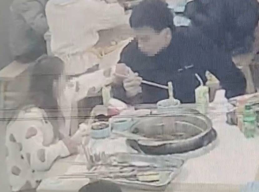 客人在菜里发现头发老板立即免单，回头查监控惊了：她自己放的！