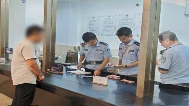 男子银行卡限额无法住院，民警凑2.4万元微信余额助力转账，可笑可悲可耻