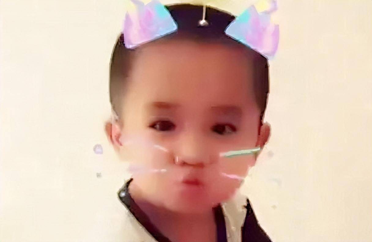 4年前因吃奶太用力被妈妈用剪刀划成花脸的小男孩，如今长成这样