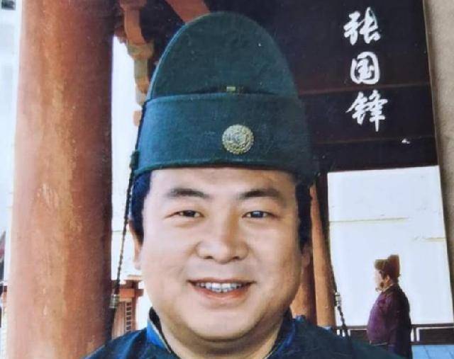 他因《潜伏》走红，因演技太好被认出，是在逃13年的通缉犯